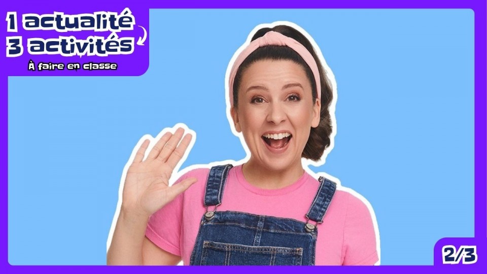 On voit une femme au grand sourire, portant un bandeau rose, une chandail de la même teinte. C’est Ms Rachel