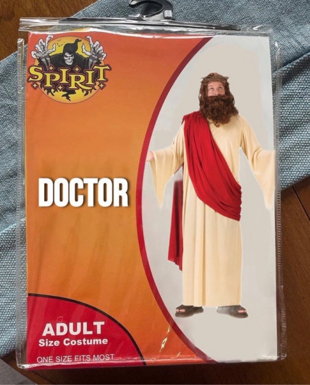 On voit un emballage de costume sur lequel il est écrit: « Doctor » (qui signifie docteur, en français). L'image qui montre le costume, c'est quelqu'un habillé en Jésus, avec la barbe et la tunique, une sorte de drap blanc, avec une sorte de drap rouge qui va en diagonale, de leur épaule à leur hanche. 