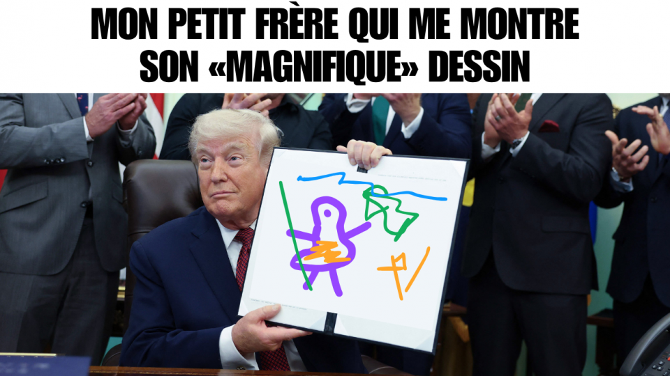 On voit le président américain Donald Trump qui montre un dessin qui ressemble surtout à du gribouillis. En haut, il est écrit: « Mon petit frère qui me montre son « magnifique » dessin. 