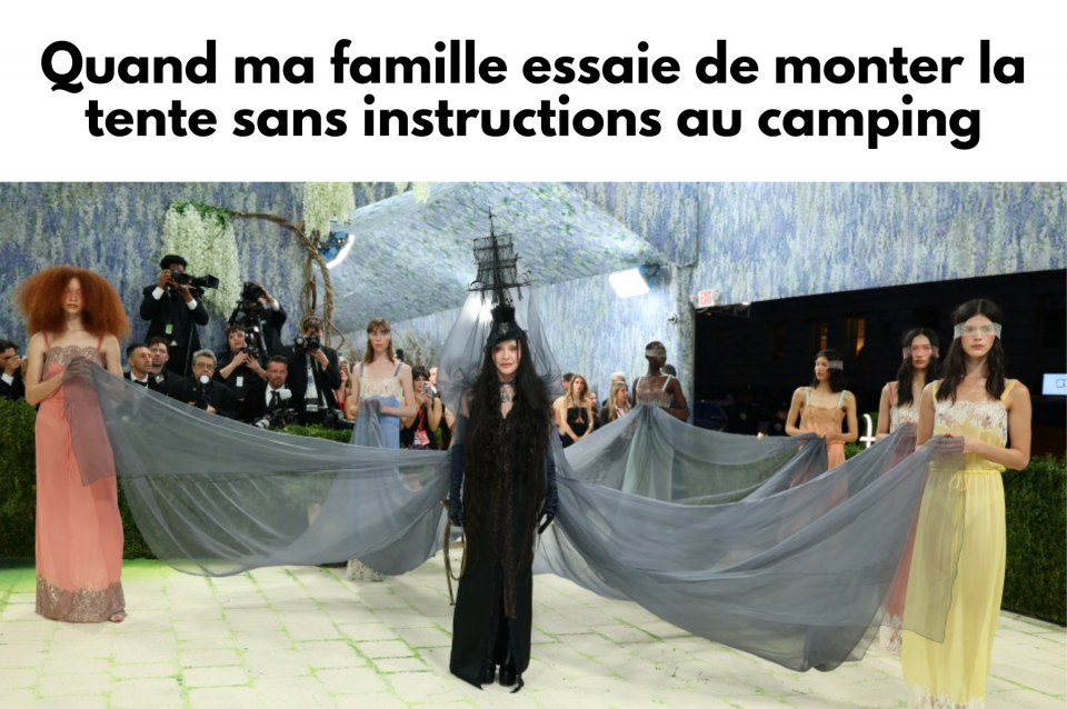 On voit Lady Gaga qui porte une robe très longue. Sept personnes tiennent des bouts de sa robe. Elle porte des vêtements noirs et sur sa tête, elle a un chapeau qui ressemble au mat d'un bateau à voile. 
