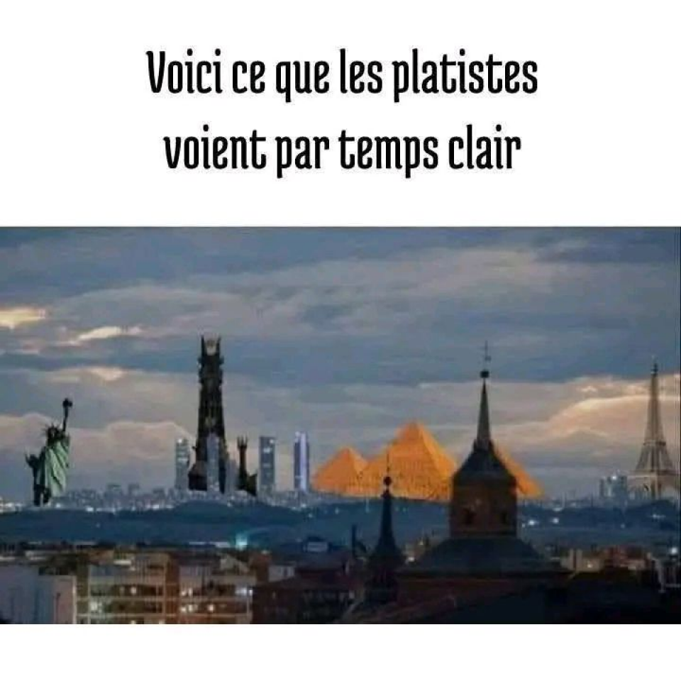 Il est écrit: « Voici ce que les platistes voient par temps clair ». On est en hauteur dans une ville et on voit au loin, de droite à gauche, la tour Eiffel, qui est à Paris, les pyramides de Gizeh, qui sont en Égypte, de la tour de Barad-dûr, qui est dans le monde du Seigneur des Anneaux, et de la statue de la liberté, qui est à New York.