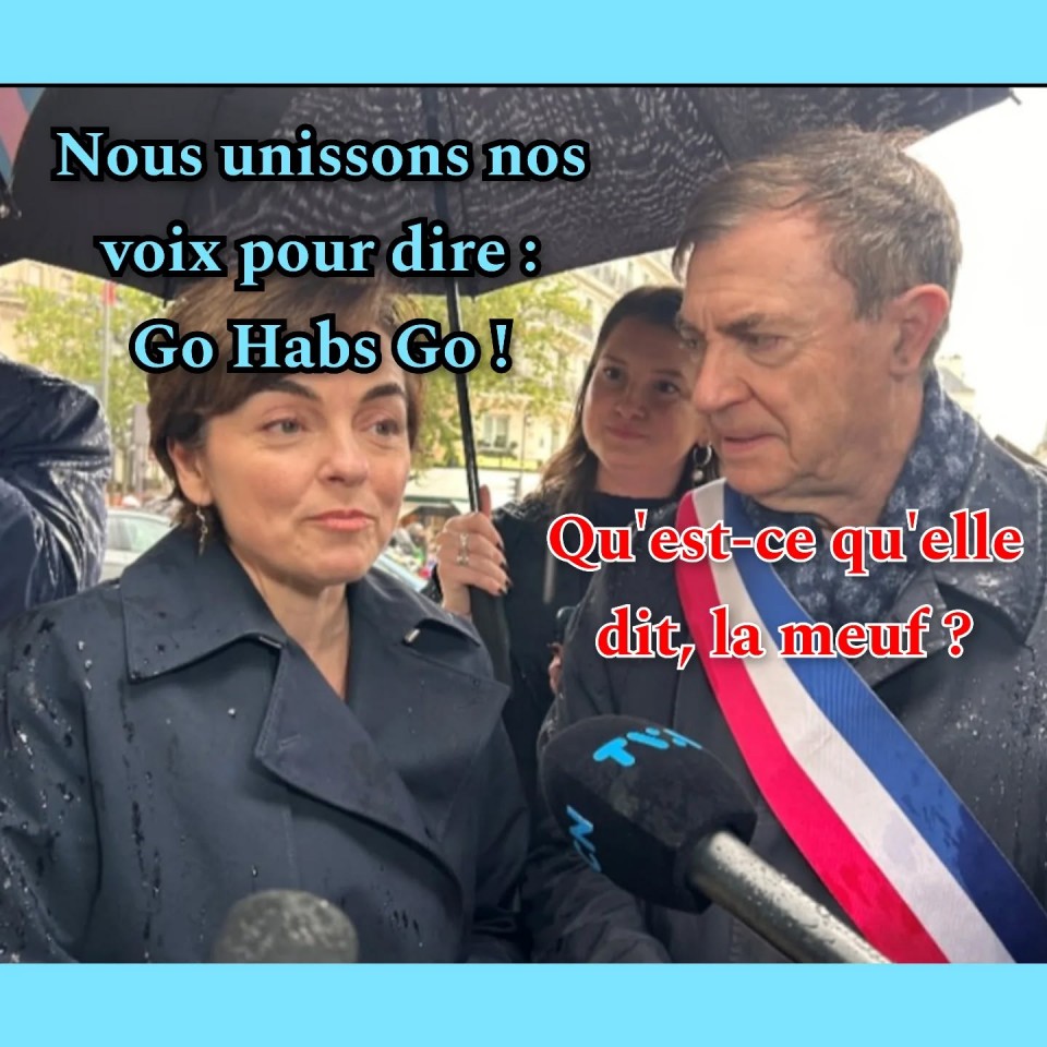 On voit la première ministre du Québec Christine Fréchette qui dit: « Nous unissons nos voix pour dire: Go Habs Go! ». À côté d'elle, il y a un homme français qui dit: « Qu'est-ce qu'elle dit, la meuf? »