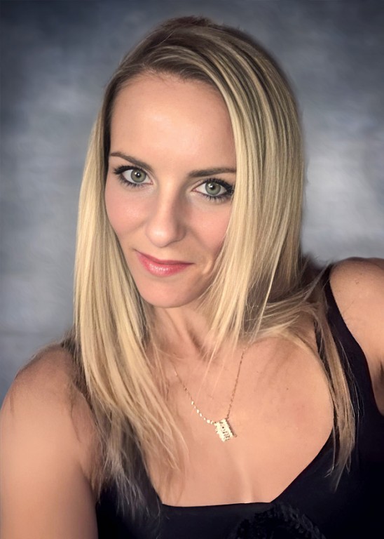 On voit Gabie Renaud, une femme de 43 ans aux cheveux blonds qui sourit. 
