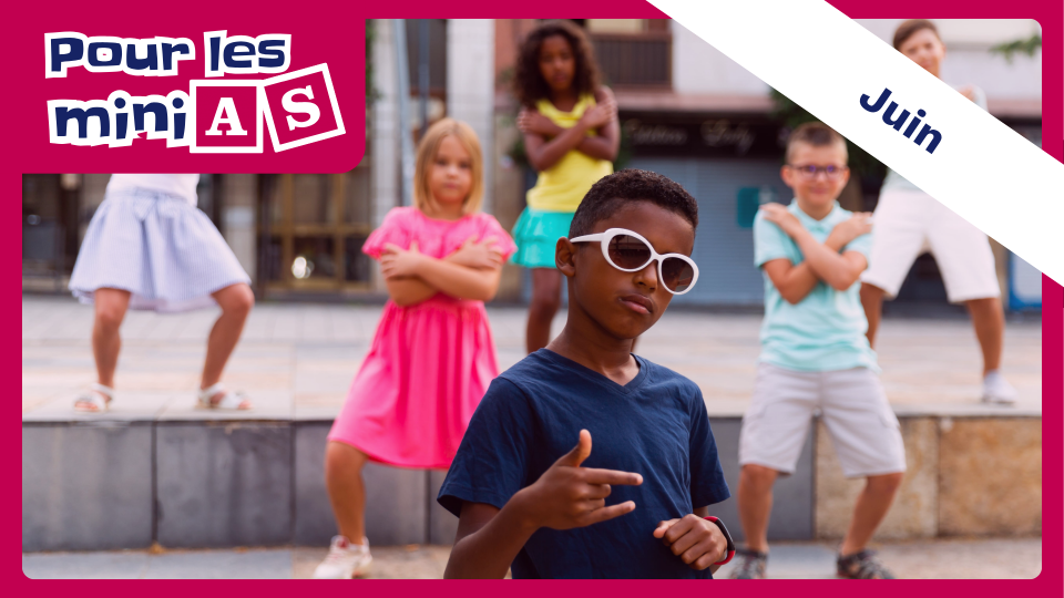 On voit des enfants qui dansent à l'extérieur. 