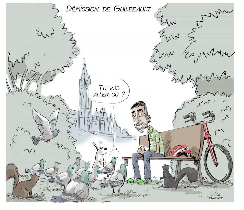 En haut, il est écrit: « Démission de Guilbeault ». On voit un homme assis sur un banc, il a l'air surpris de ce qu'il vient de faire. Devant lui, il y a un lapin, un écureuil et plusieurs pigeons qui lui demandent: « Tu vas aller où? » À côté de lui, il a posé son casque de vélo. Derrière le banc, il y a son vélo. 