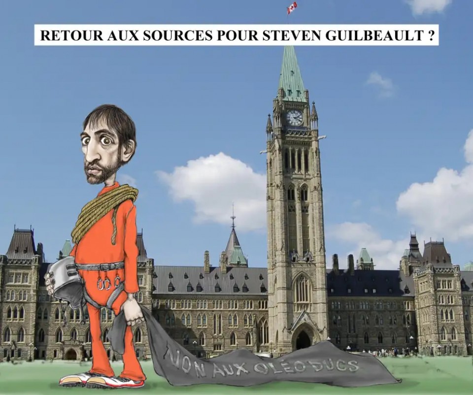 On voit un homme, Steven Guilbeault, qui tient une grande banderole où il est écrit: « Non aux oléoducs ». Il est hbaillé en orange et porte de l'équipement d'escalade, incluant un casque et une corde. À côté de lui, on voit la Tour de la Paix, un grand bâtiment canadien. 