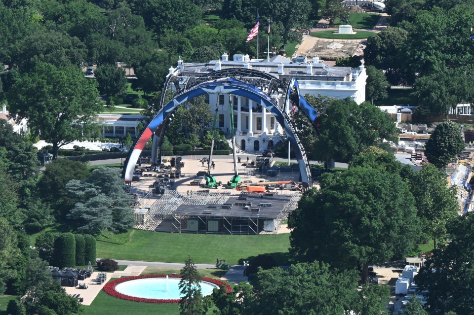 On voit un chantier en construction. Il y a une grande arche, donc un gros demi cercle, qui est directement devant la maison blanche, la demeure du président des États-Unis. 