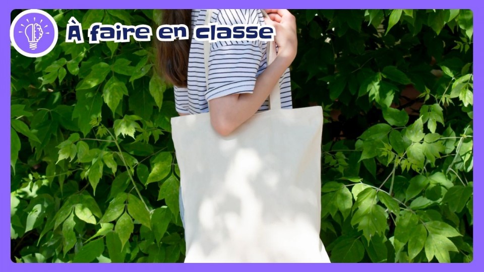 Une fille portant un sac fourre-tout sur l’épaule