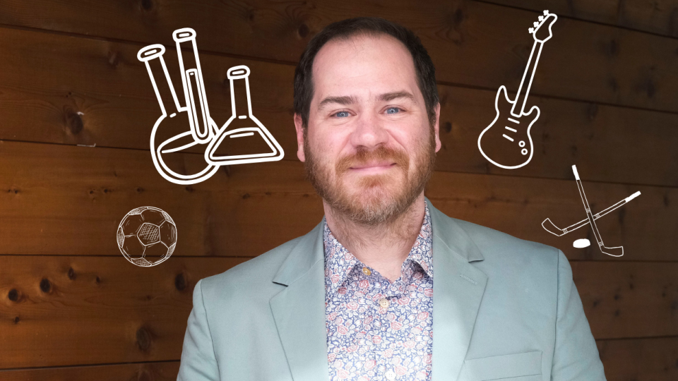 Jérôme Dupras, le bassiste du groupe de musique les Cowboys fringant entouré d'illustrations représentant des éprouvettes, un bass, un ballon de soccer et des bâtons de hockey. 