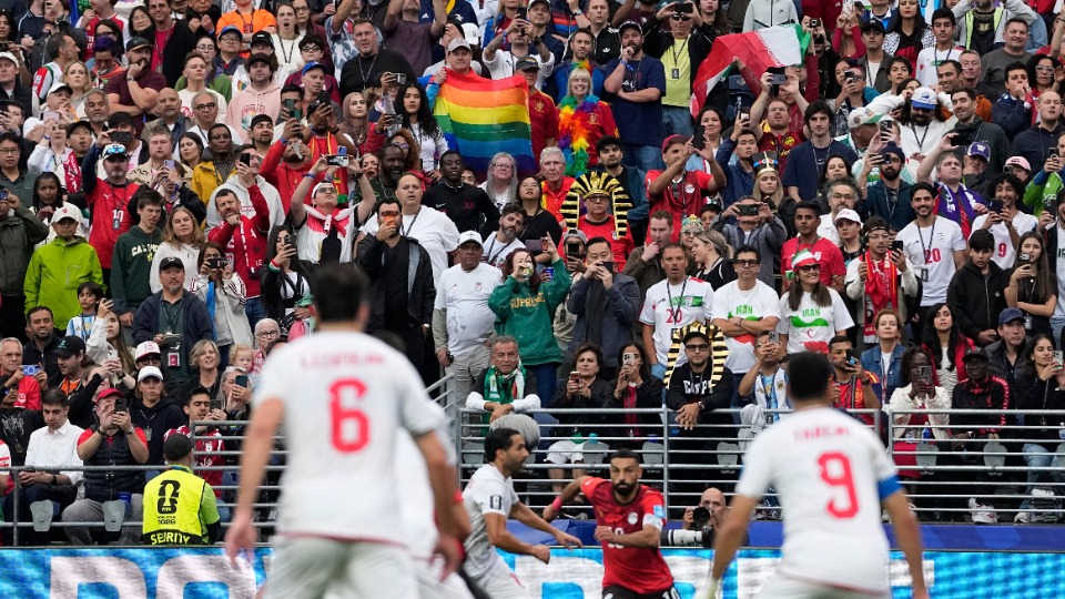 PHOTO OÙ ON VOIT DRAPEAUX IRAN + LGBT?