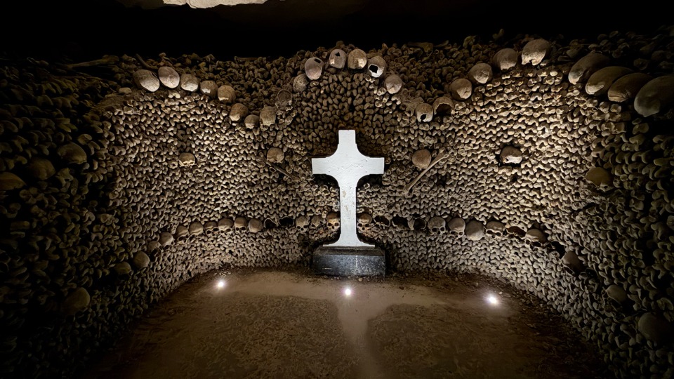 Photo de la croix blanche monumentale située dans les Catacombes de Paris. 