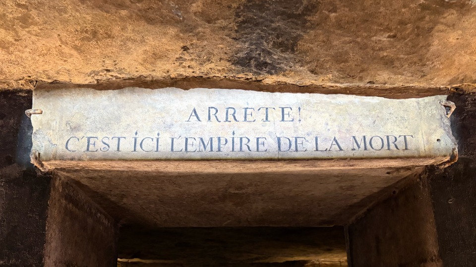 Photo d'un panneau de pierre où il est inscrit «Arrête! C’est ici l’empire de la mort.»