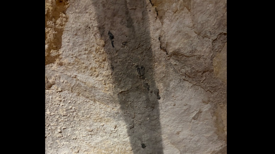 Photo de la ligne noire sur le plafond des catacombes
