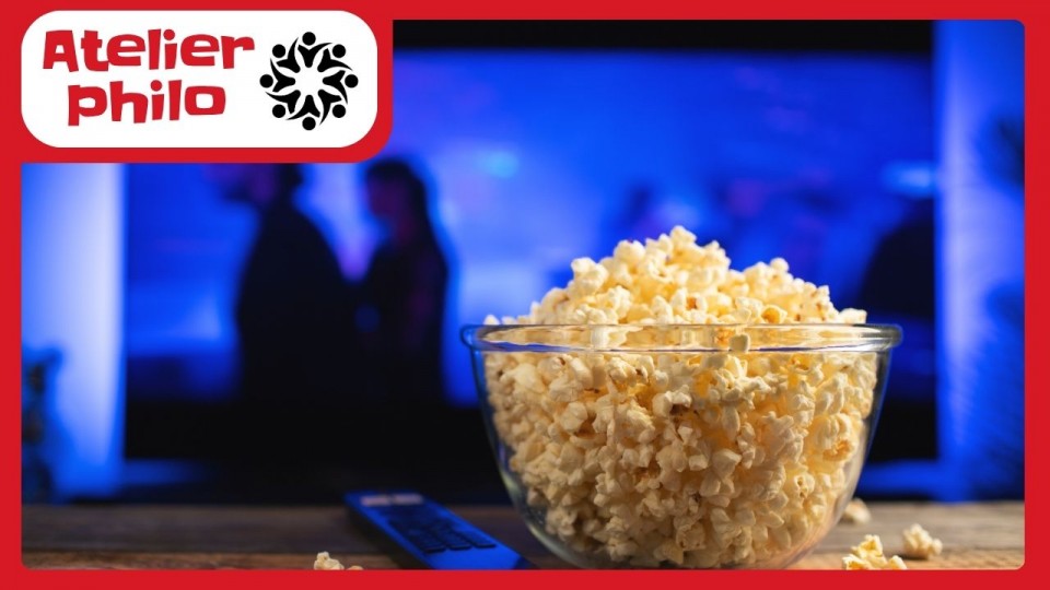 Au premier plan, un gros bol de popcorn et une manette, en arrière plan, un film sur une télévision