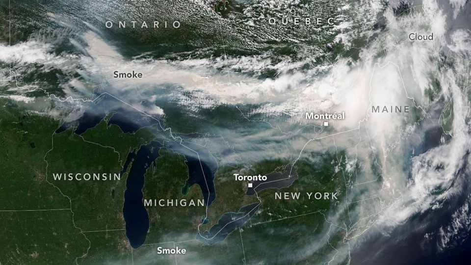 Image satellite des nuages et de la fumée au dessu du Canada