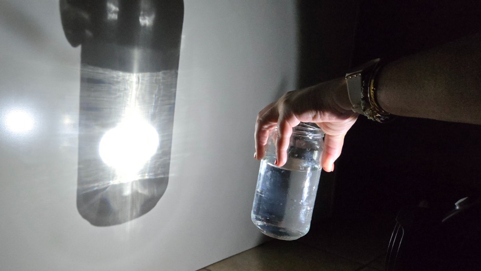 Photo du bocal avec la lumière qui passe à travers