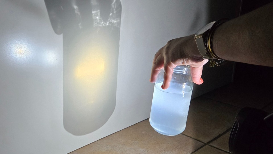 Photo du bocal avec la lumière qui réfléchit en jaune
