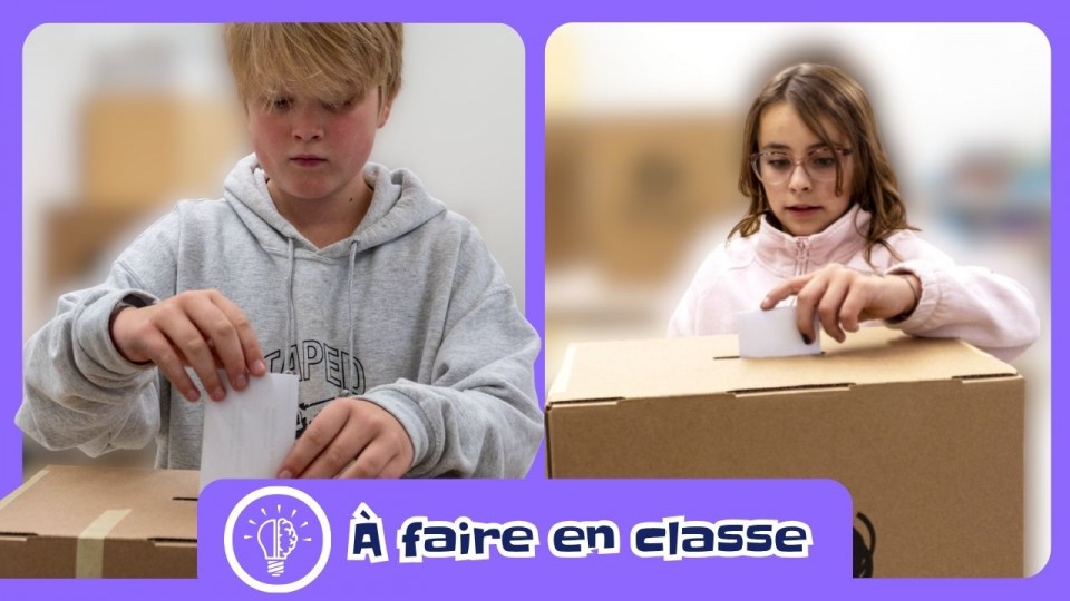 deux élèves qui déposent dans une urne un bulletin de vote