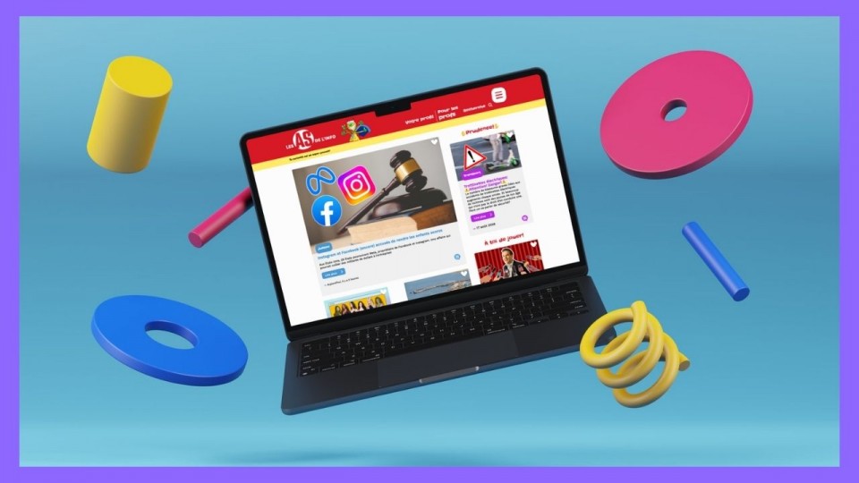 Un portable ouvert sur la page d'accueil du site les As de l'info. Viennent s'Ajouter autout des pièces géométriques colorées.