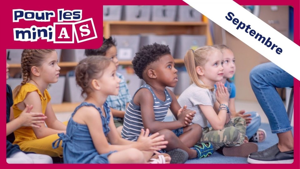 Un petit rassemblement de jeunes enfants devant leur enseignant.