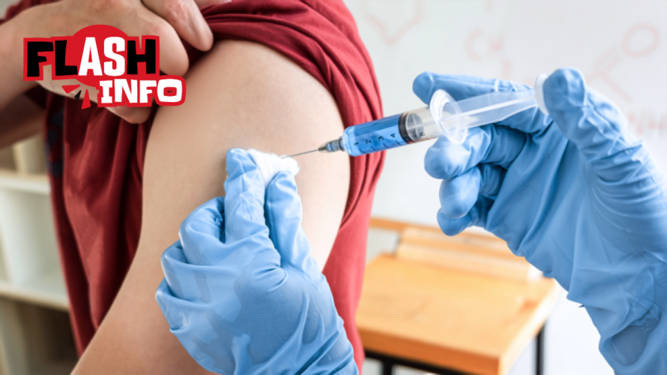 Des mains gantées injectent un vaccin dans un bras.