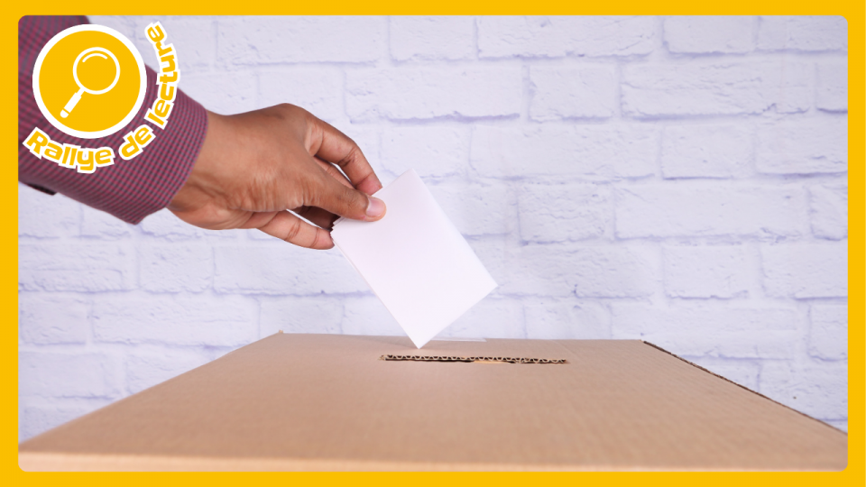 une main qui dépose un bulletin de vote dans une urne en carton